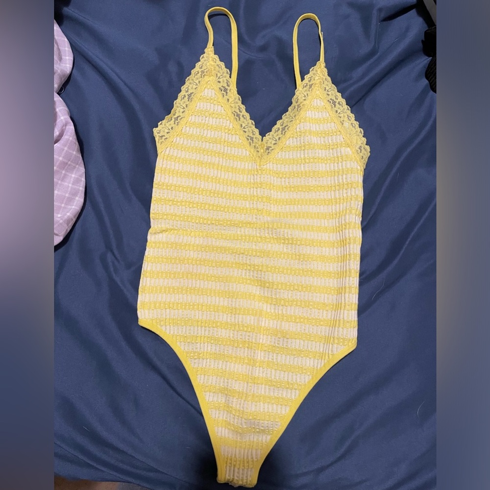 *NWOT* Forever 21 Yellow Striped V Neck Lace Buttonsnap Bodysuit